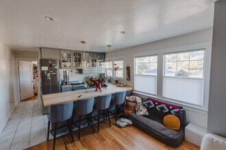 Building Photo - 687 Lincoln St