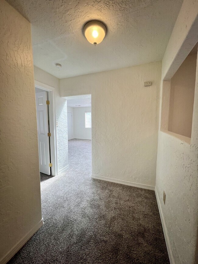 Building Photo - 2 bedroom / 1 bath close to KAFB and I-25 Move-in Special!