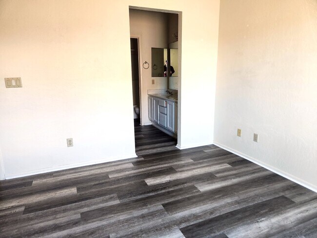 Building Photo - FANTASTIC TWO STORY HOME FOR LEASE NORTH G...