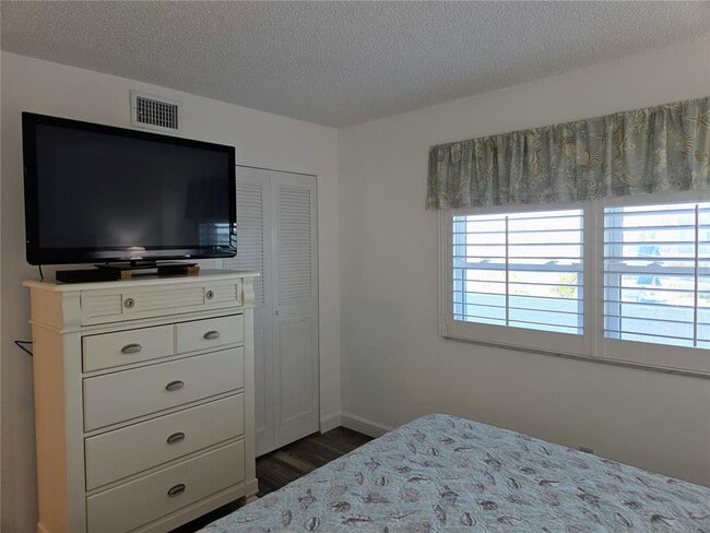 Building Photo - 285 107th Ave