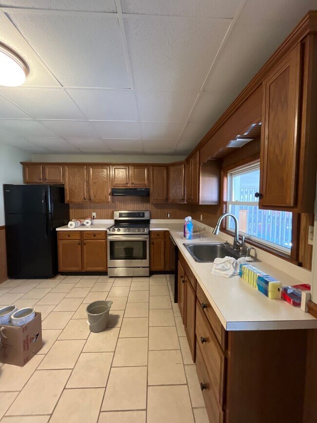 Building Photo - Move-in ready and well-maintained, this 4-...