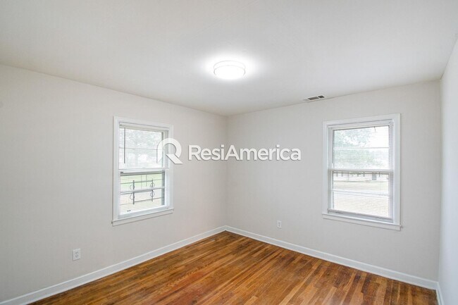 Building Photo - Newly Renovated 3/1 in 38109!