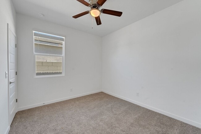 Building Photo - Charming 4BR House in Surprise
