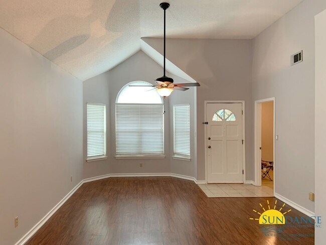 Building Photo - Beautiful Two Bedroom with Converted Garage in FWB!