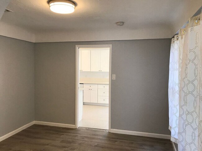 Building Photo - 501 W Maple Ave