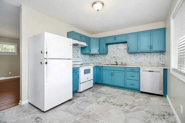 Building Photo - 2244 English Dr