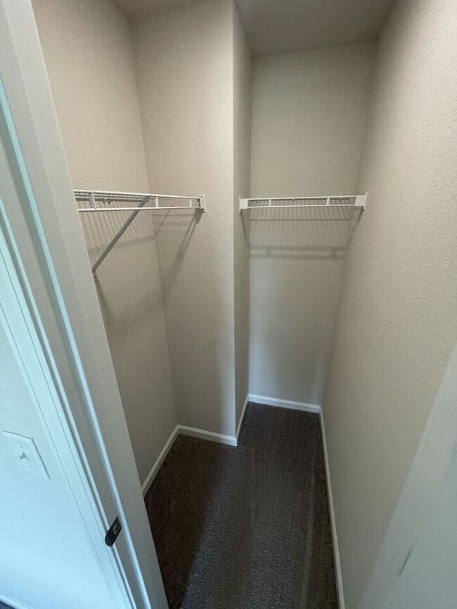 Building Photo - 2bd 2.5 Bathroom Townhome!