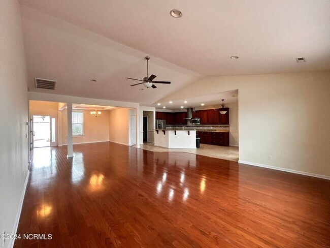 Building Photo - BEAUTIFUL HOME AVAILABLE APRIL 1ST