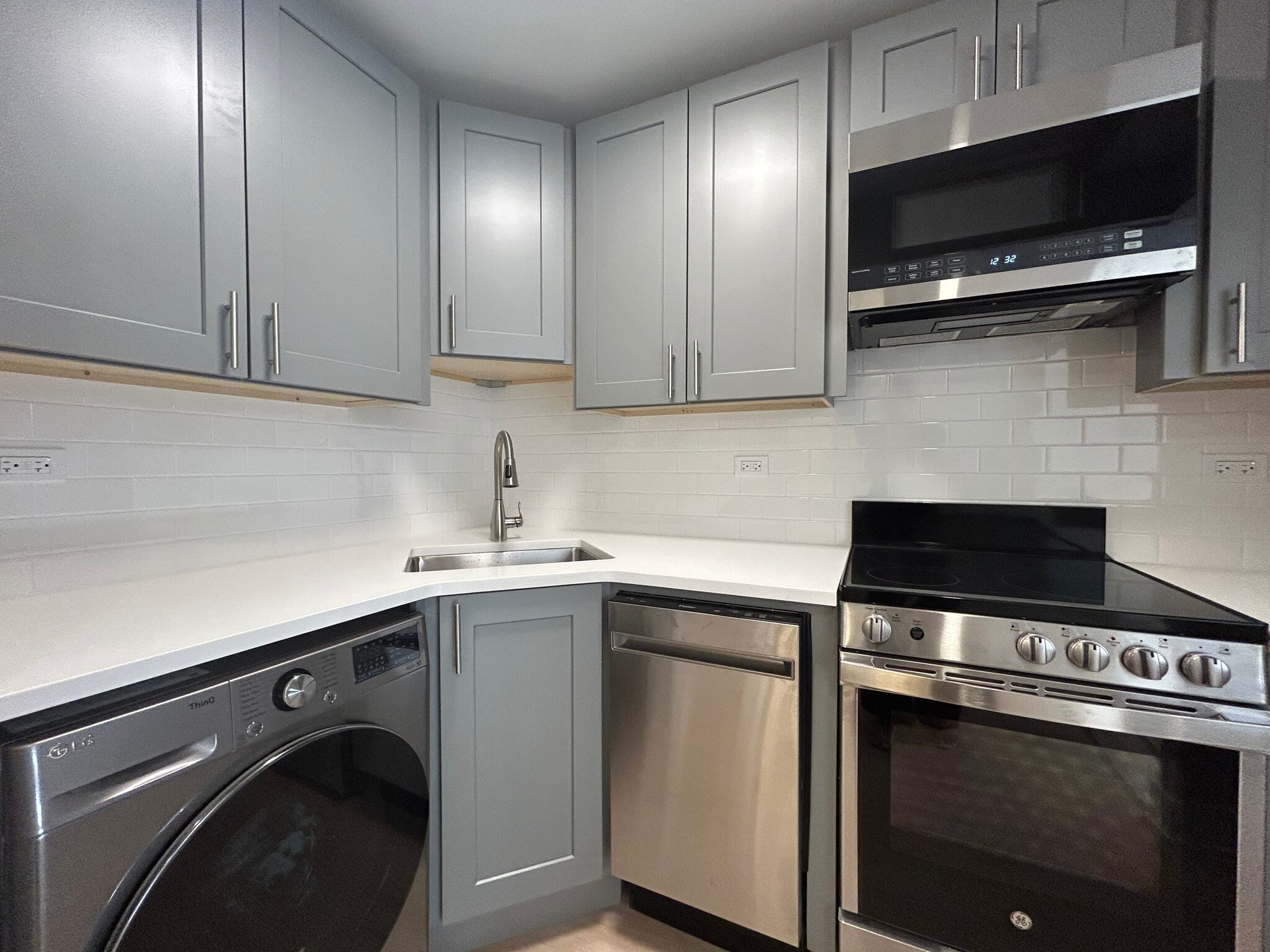 Building Photo - 1214 N La Salle Dr