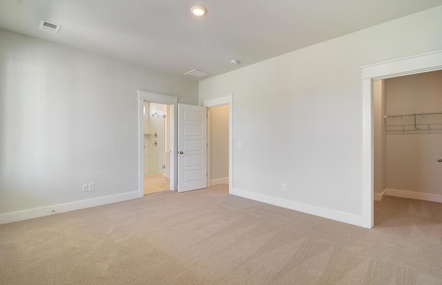 Building Photo - 302 Julian Hamlet