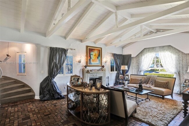 Building Photo - 940 Hollywood Blvd