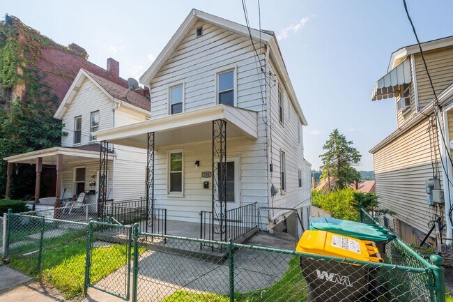 Building Photo - Beautiful 3 bedroom in McKees Rocks availa...