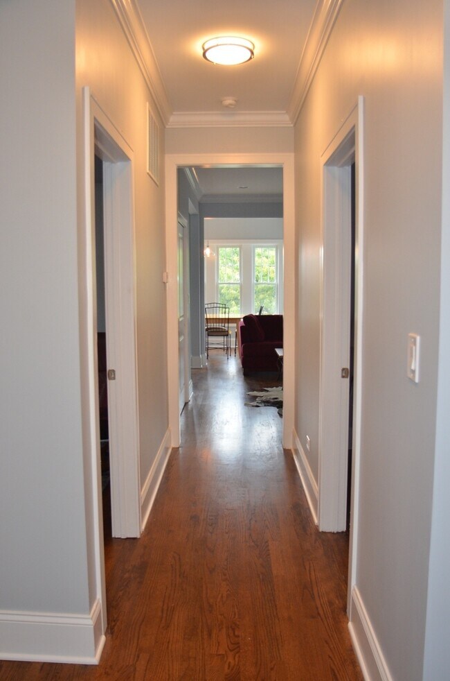 Building Photo - Beautiful penthouse unit in Lakeview