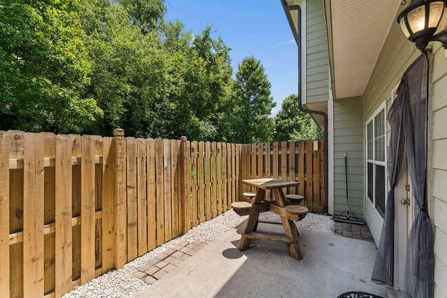 Building Photo - 553 Rosedale Ave