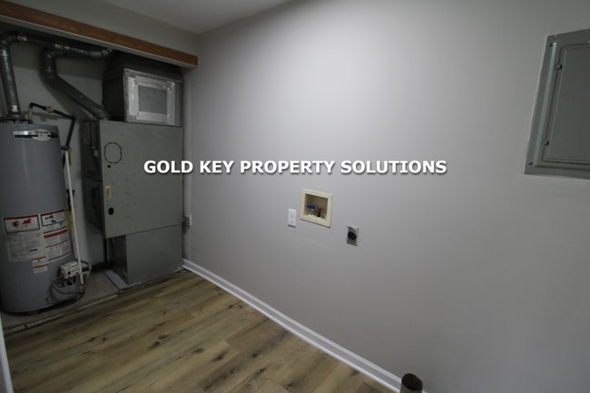 Building Photo - 3 BR 1 BA Brick Ranch with New Flooring an...