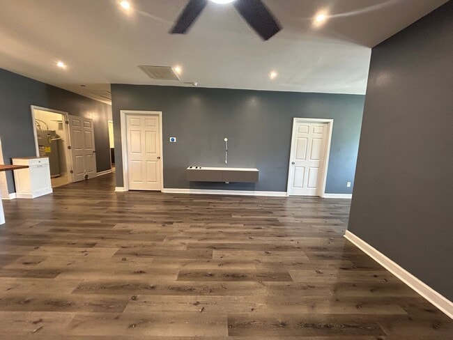Building Photo - Charming 3 Bedroom, 1 Bath Home – 1,440 Sq...