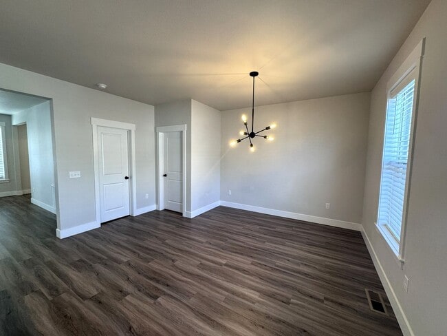 Building Photo - 3 Bed / 2.5 Bath Modern Home on Billings West End