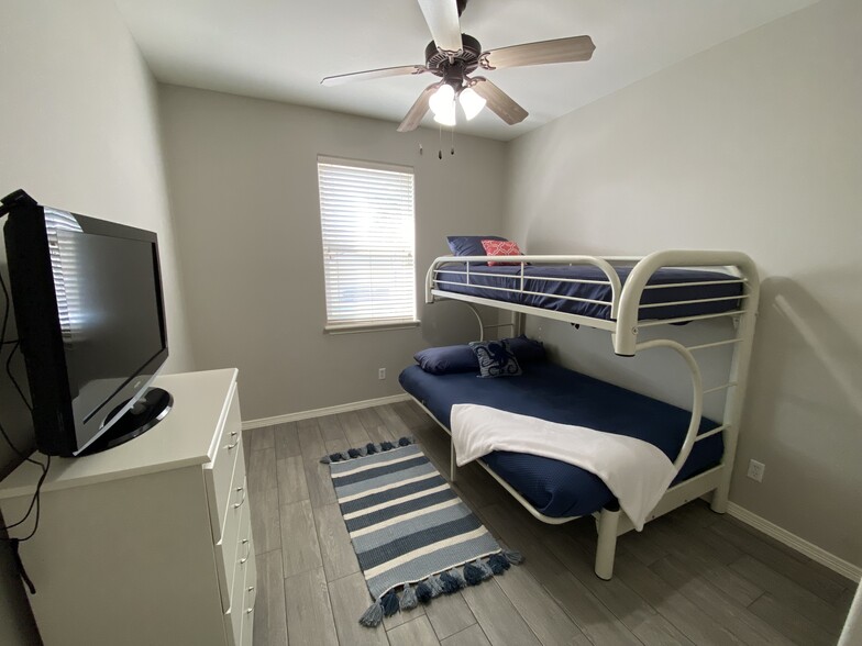 Building Photo - 9 Harbor Town