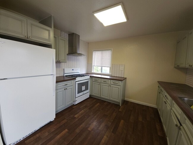 Building Photo - Large 5 bedroom 2 bath Split Level House w...