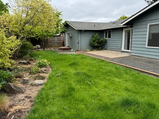 Building Photo - Discover this well-maintained 3-bedroom, 2-bath home in Eugene, OR.