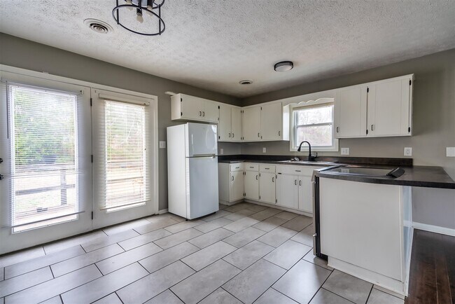 Building Photo - 2426 Lewisburg Rd