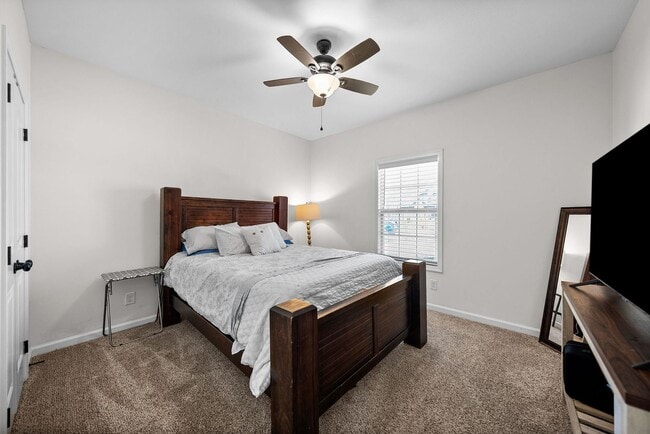 Building Photo - 222 Cooper River Wy