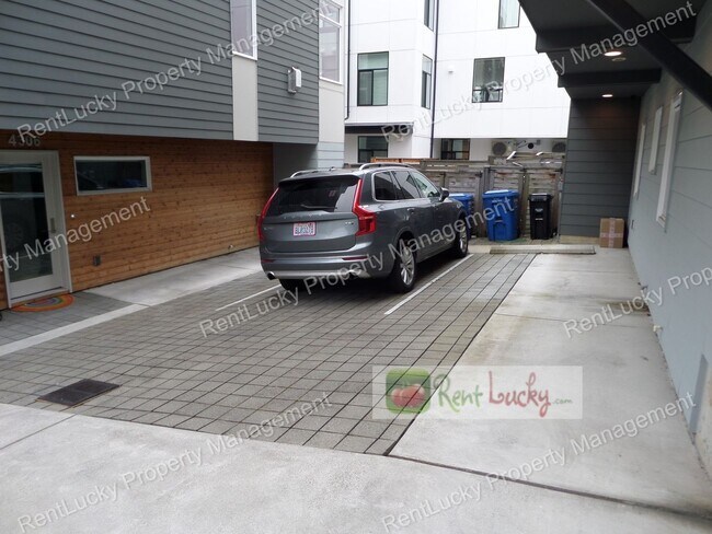 Building Photo - Stunning 4-Bedroom Newer Construction w/Huge VIEW Rooftop Deck in Fremont!!