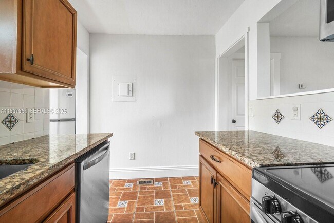 Building Photo - 416 S L St