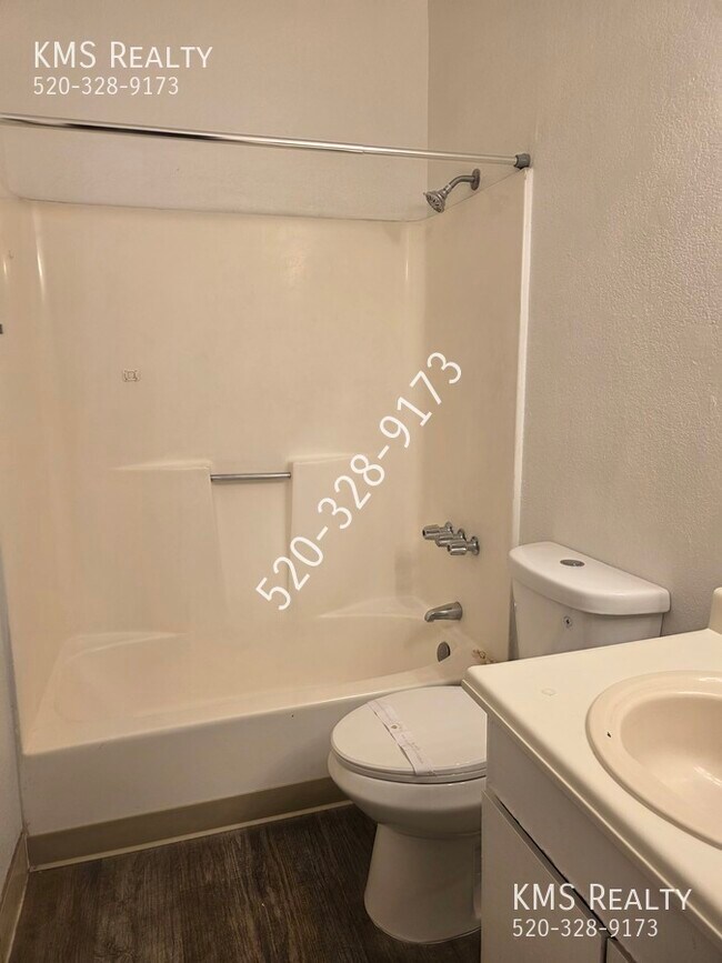 Building Photo - 631 W Kelso-