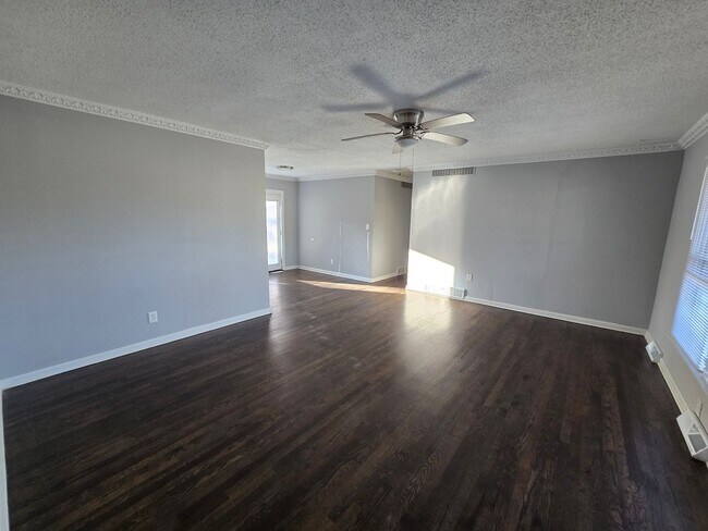 Building Photo - 3 Bedroom Ranch with large fenced in backyard