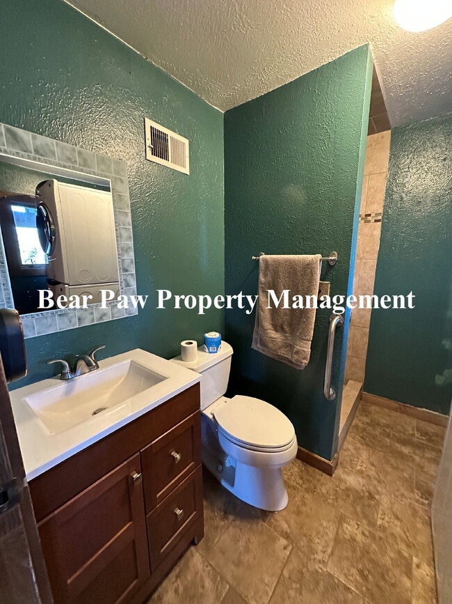 Building Photo - "Charming Floyd Hill Retreat: 3-Bed, 3-Bath on Clear Creek Road!"