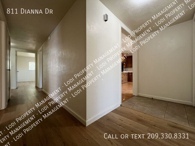Building Photo - 811 Dianna Dr