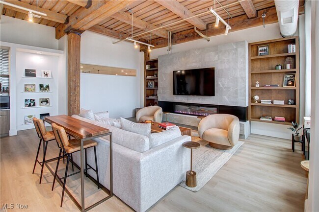 Building Photo - 425 W Lakeside Ave