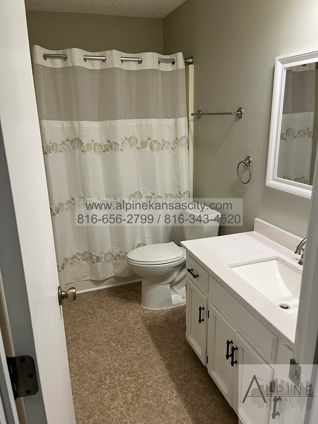 Building Photo - 2 Units Available Across from Congress Mid...