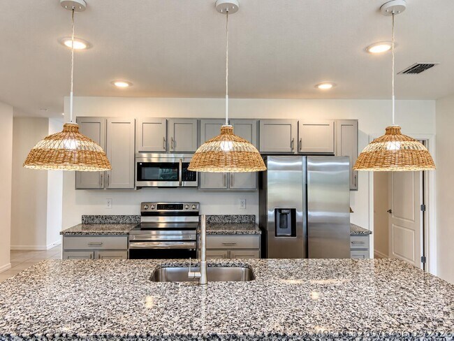 Building Photo - 1025 SW Sarto Ln