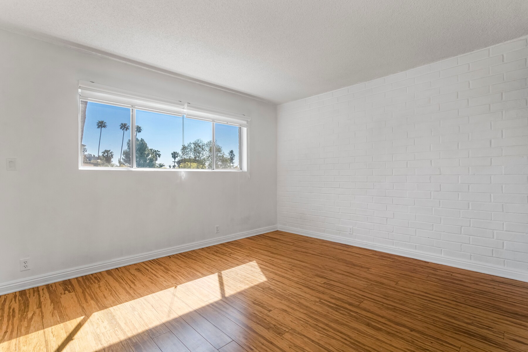 Building Photo - 7560 Hollywood Blvd