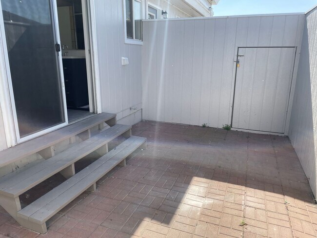 Building Photo - 2BR 1BA Duplex On Lake!!