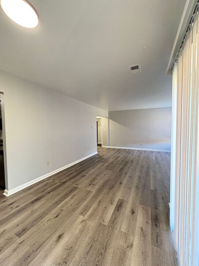 Building Photo - Remington On Rockville Living