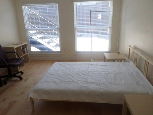 Building Photo - 909 Reinli St