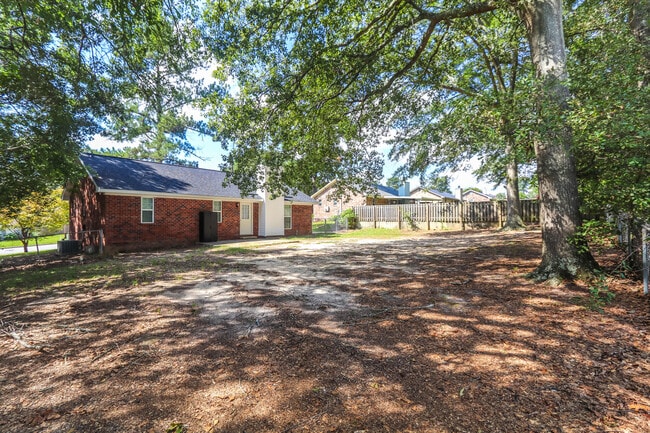 Building Photo - 913 N Willowick Dr