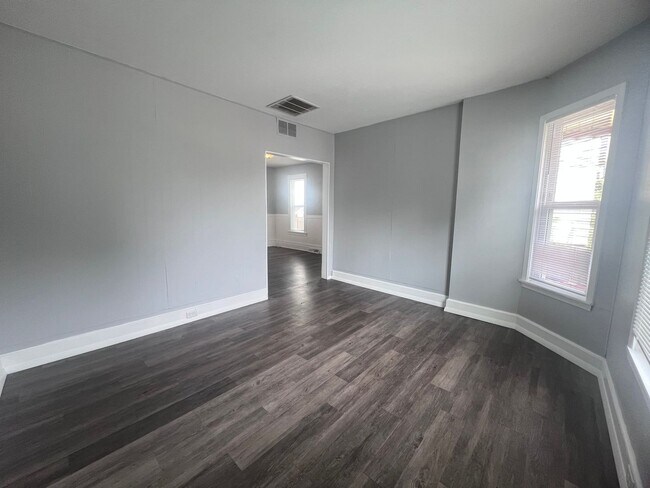 Building Photo - Two Bedroom Home - NE Side of Grand Rapids!