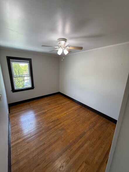 Building Photo - 904 Hudson Ave