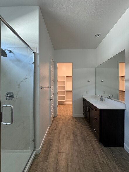 Primary bathroom with 2 vanities - 2996 E Birdsong Ave