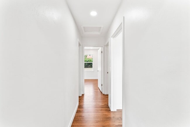 Building Photo - Nicely Remodeled 3 Bed 2 Bath in West Chul...