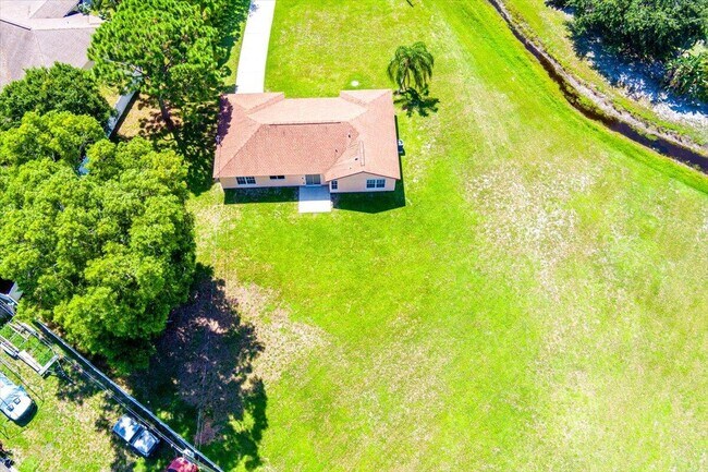 Building Photo - 2175 SE Heathwood Cir