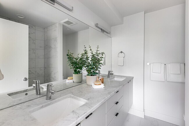 Building Photo - 2Bd/2.25Ba Seattle Townhome