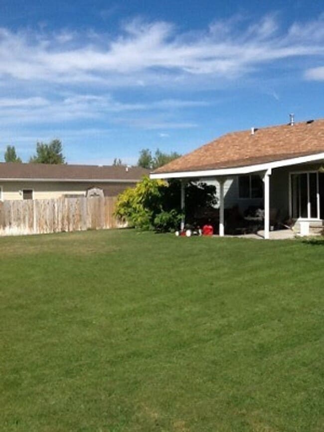 Building Photo - Home in Friendly Manhattan, Montana