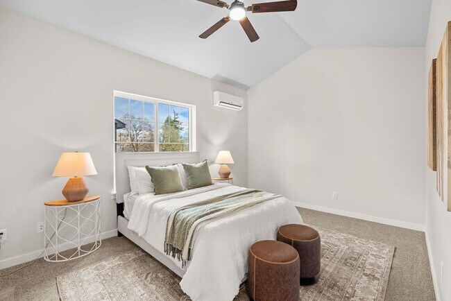 Building Photo - Luxury Living Off Appleway Trial Brand New...
