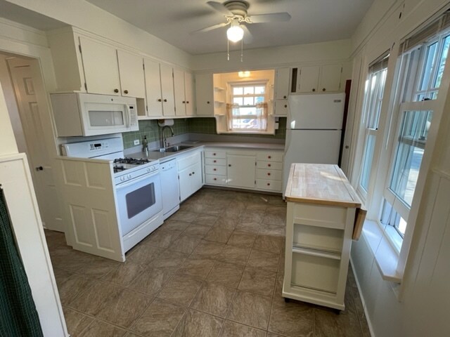 Big kitchen. Range, micro w/hood, dishwasher, R/F w/ice, rolling island w/ drop leaf breakfast bar. - 2650 S Shore Dr