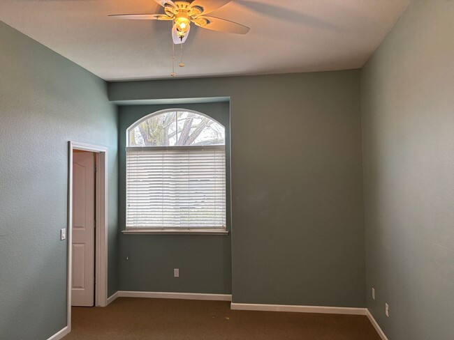 Building Photo - Lakeside Community Beauty